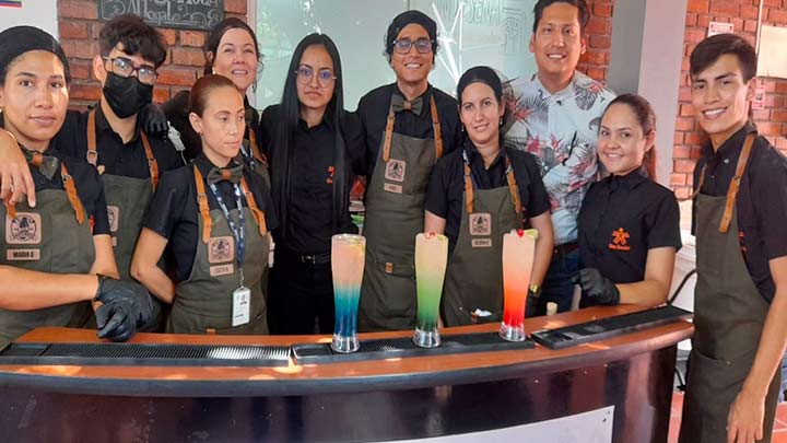 Grupo de aprendices de la rama del barismo en el SENA./Foro Orlando Carvajal