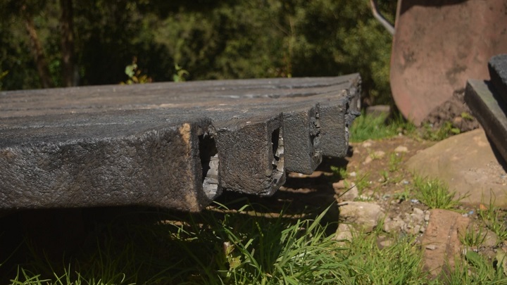 Los postes pueden llegar a pesar entre 7 y 13 kilos. / Foto: Pablo Castillo / La Opinión 