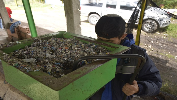  En esta máquina se mezclan los plásticos sólidos y rígidos. / Foto: Pablo Castillo / La Opinión 