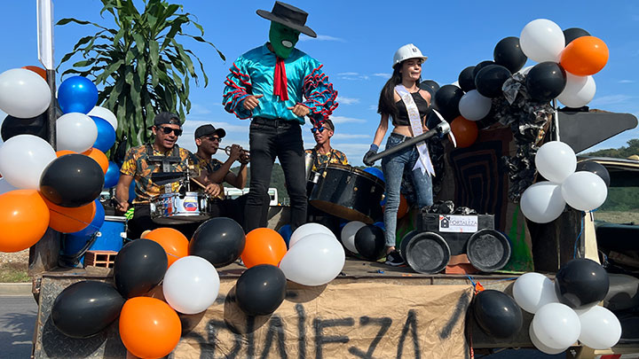 El personaje La Máscara también se sumo a la celebración. / Foto: Cortesía