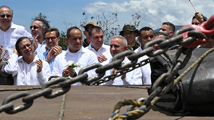 El presidente colombiano, Gustavo Petro, el ministro de Transporte de Venezuela, Ramón Velásquez y el gobernador del estado de Táchira, Freddy Bernal, observan cómo el primer camión de Venezuela cruza el Puente Internacional Simón Bolívar./Foto: Yuri Cortez-AFP