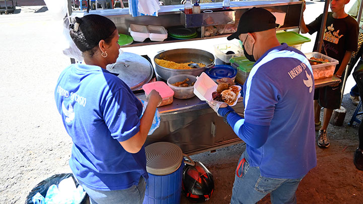 Personas de todos los estratos llegan a comprar y probar los almuerzos de esta familia de costeños.  