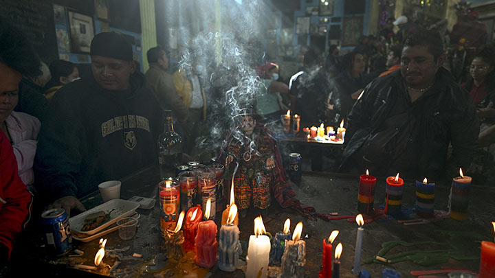 Frente a su altar suelen pasar migrantes que emprenderán el peligroso viaje sin documentos a Estados Unidos./Foto: AFP