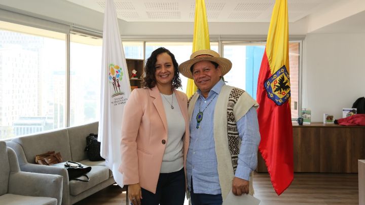 Janeth Tatiana Abdallah Camacho junto al director nacional. 