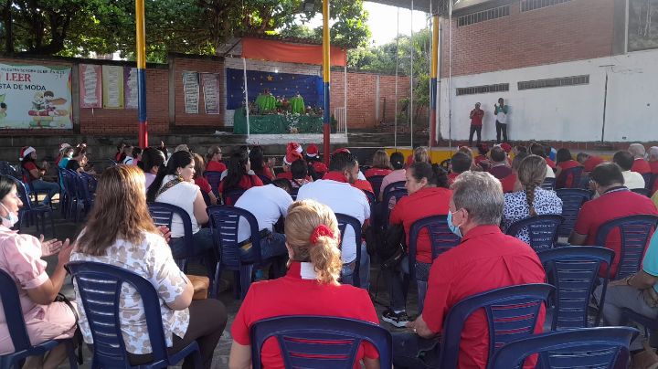 En el colegio ya empezó la novena con todos los maestros y coordinadores. / Foto: Deicy Sifontes / La Opinión 