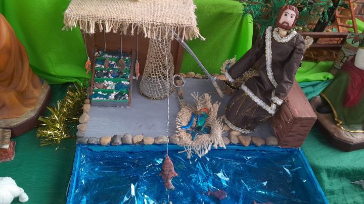 La figura del pescador que en medio de movimientos ligeros atrapa peces. / Foto: Deicy Sifontes / La Opinión 
