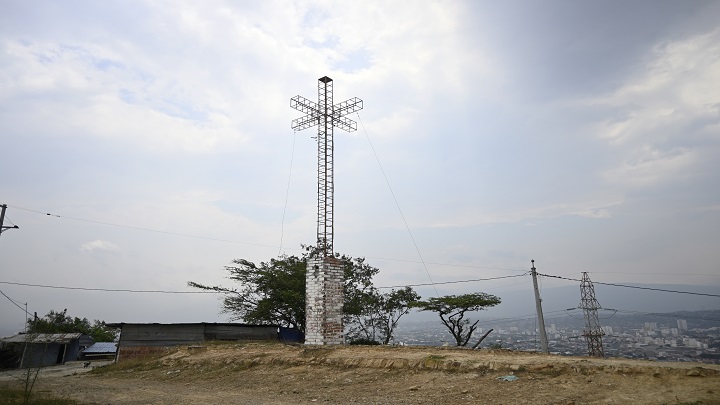 Está ubicado en la parte alta de Los Alpes, entre los barrios 28 de Febrero y Loma de Bolívar. Allí está situada la Capilla El Calvario