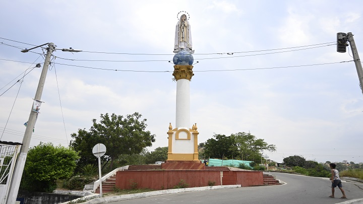 La estatua de la virgen, de 3 metros, reposa sobre una bola a manera de mundo de la calle 8 de la parte alta del barrio San Miguel