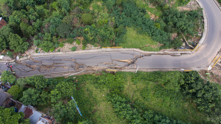 Se abrió la tierra en Villa del Rosario, puente volvió a colapsa