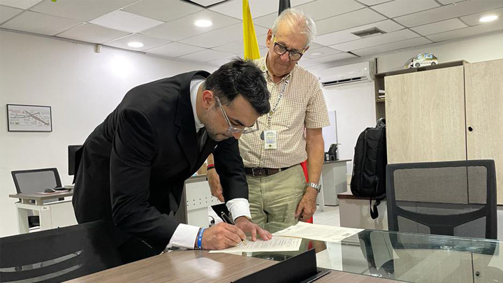 Torrado es abogado, se ha desempeñado como docente de la Universidad Libre, seccional Cúcuta. 
