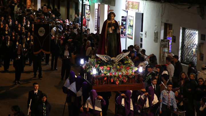 Cientos de pamploneses acompañan las procesiones. 