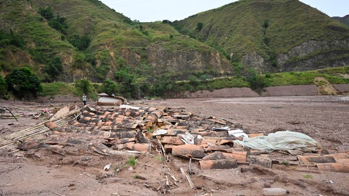 Solo los tejados de algunas viviendas se observan tras la avalancha de El Tarrita/Foto Jorge Gutiérrez/La Opinión