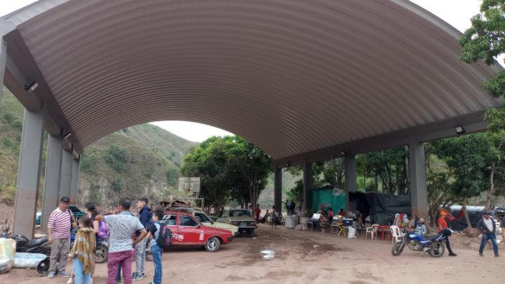 El coliseo del colegio El Tarrita sobrevivió a la avalancha del 31 de mayo/Foto Jorge Gutiérrez/La Opinión
