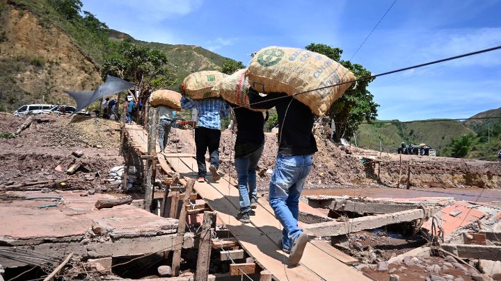 Paso de carga por puentes de madera que construyeron habitantes de El Tarrita/Foto Jorge Gutíerrez/La Opinión