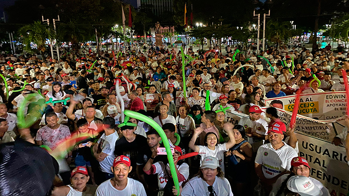 El candidato a la Alcaldía de Cúcuta, Carlos Cote, del Partido AICO, cerró con una marcha que partió desde la Plaza de Banderas y culminó en el Parque Santander.