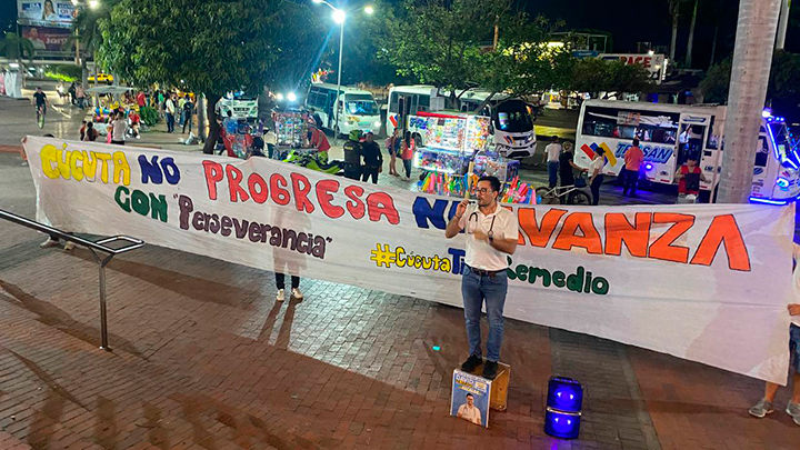 David Fajardo, candidato de Independientes a la Alcaldía de Cúcuta, se inclinó por un volanteo con el que recorrió varios puntos del centro de Cúcuta.