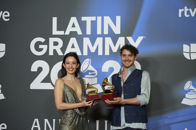 El grupo Monsieur Periné, posa con el Grammy a mejor álbum de música alternativa. (Foto: Joaquin Corchero / Europa Press)