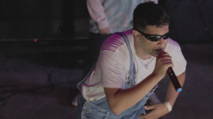 Él considera que su mejor momento en la música fue cuando cantó en los premios Vive Nuestra Música con Leonndres y Chommy. / Foto: Cortesía. 