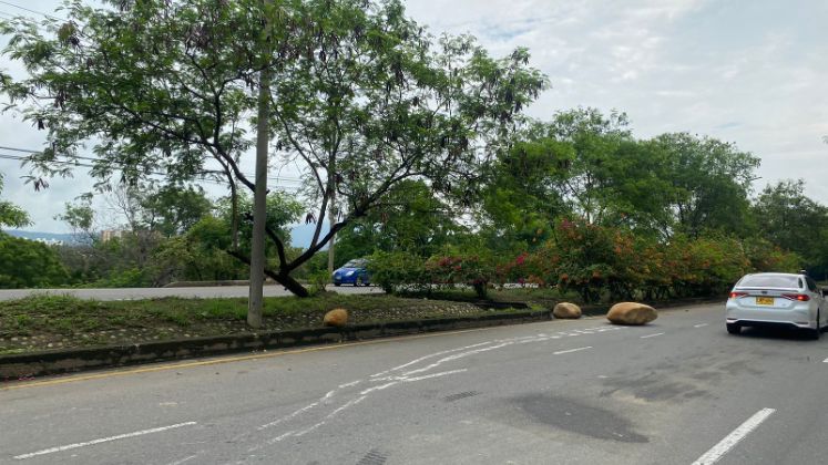 Caída de rocas en la avenida Demetrio Mendoza. / Foto: La Opinión 