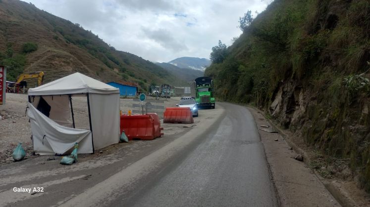  Invías y la firma contratista KMA Construcciones trabajan a todo vapor para mantener habilitada la carretera ante la fuerza de la naturaleza. / Foto: Cortesía / La Opinión 