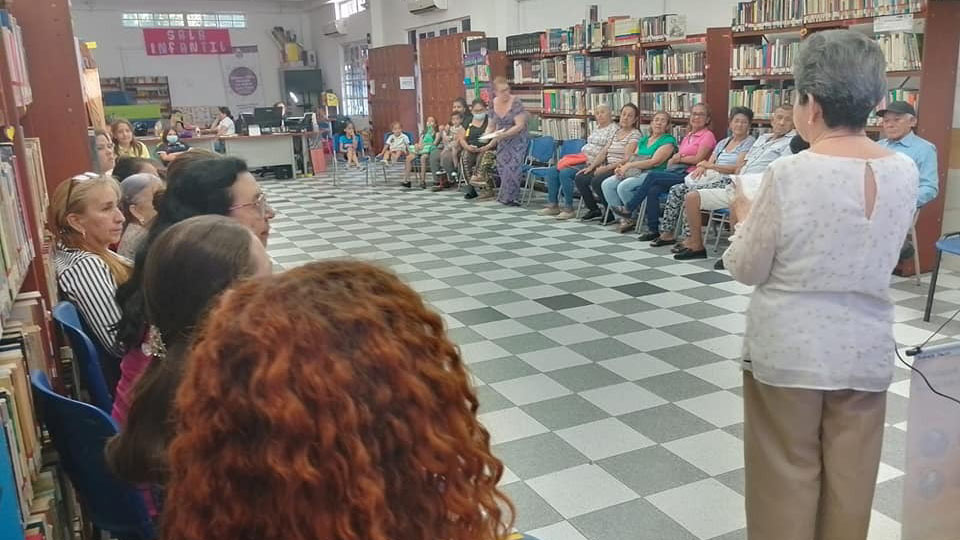 Tertulia Hilando Recuerdos en la biblioteca pública de Villa del Rosario, ganadora del Sello Anual de Buenas Prácticas de Mediación de Lecturas