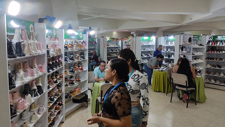 En el Hotel Casino Internacional se desarrolla la feria. / Foto: La Opinión