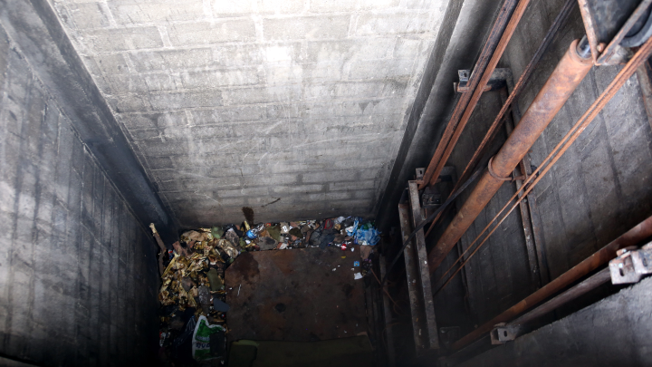 En basureros se convirtieron estos elevadores. Foto: Carlos Ramírez/La Opinión