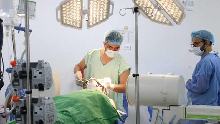La cirugía fue a través de la estimulación cerebral profunda para mitigar el temblor producto del Parkinson