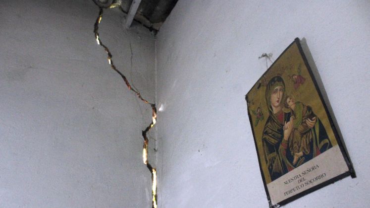 Cuando volvió del rezo, su casa estaba completamente agrietada. / Foto: Carlos Eduardo Ramírez / La Opinión