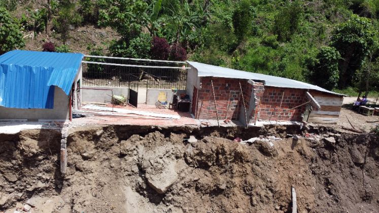 De su casa solo quedaron algunas latas de zinc, unas puertas, una reja y algunas paredes que en cualquier momento pueden caerse. / Foto: Carlos Eduardo Ramírez / La Opinión