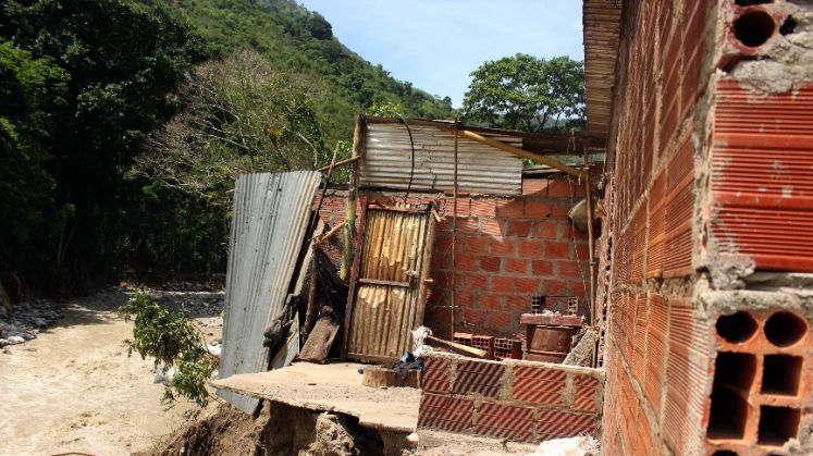 Teresa asegura que su casa se puede recuperar. / Foto: Carlos Eduardo Ramírez / La Opinión