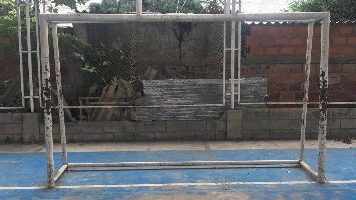 Los arcos de las canchas de microfutbol no tienen malla./ Foto: Nicolás Mojica. 