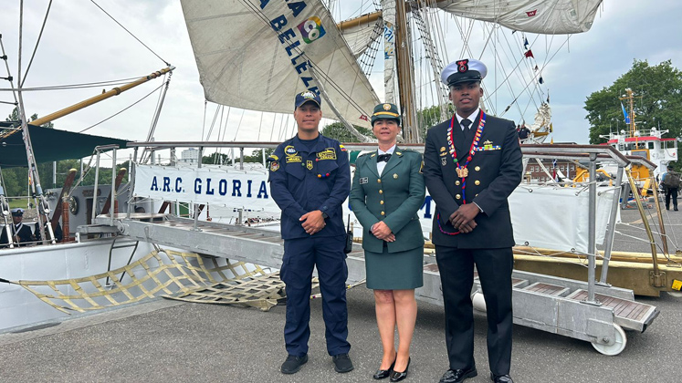 Nelly Peñaloza y oficiales del Ejército en el Buque Gloria