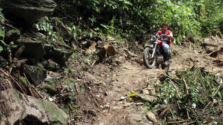 Los pasos improvisados permiten el paso de motocicletas y personas a pie. / Foto: Carlos Eduardo Ramírez / La Opinión 