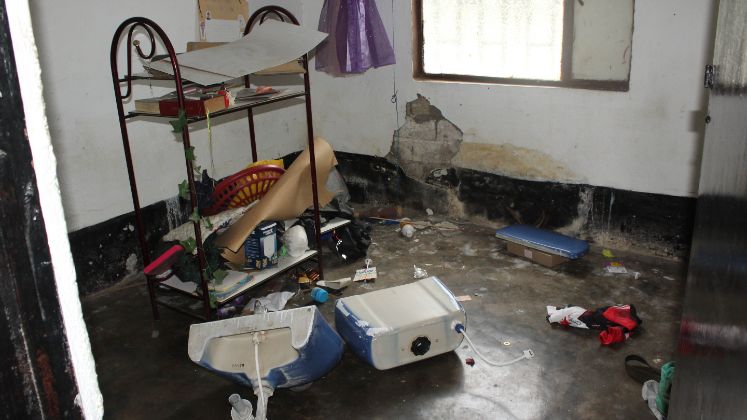 Jhonathan alcanzó a sacar varias cosas de su casa antes de que llegara la avalancha. / Foto: Carlos Eduardo Ramírez / La Opinión 