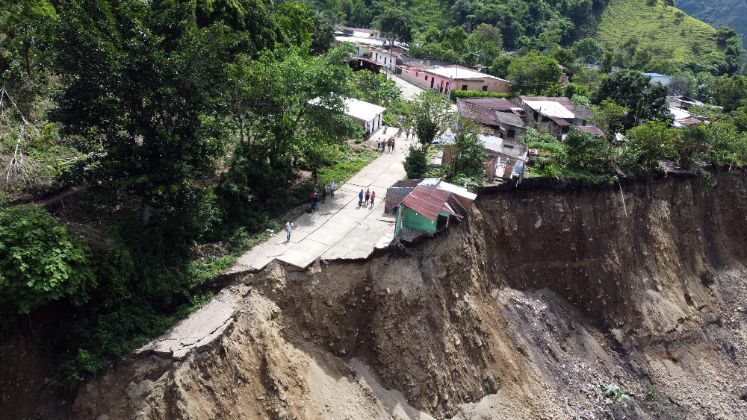 El río se llevó parte de la carretera que comunicaba a San José de Castro con más de 10 veredas. / Foto: Carlos Eduardo Ramírez / La Opinión 