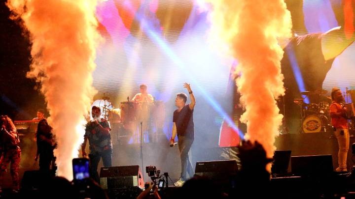 Carlos Vives mostró su destreza musical tocando varios instrumentos, incluyendo la armónica, la guitarra y la gaita, y llenando el ambiente de una alegría contagiosa.