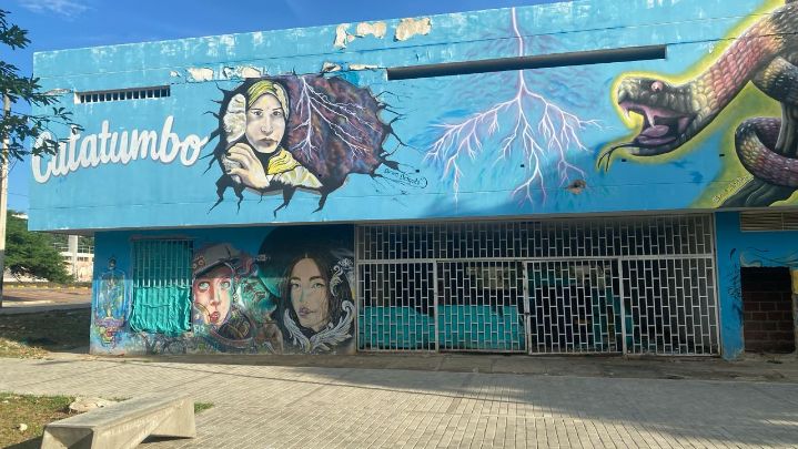 El teatro se encuentra acumulando polvo y está a merced de los habitantes de calle. / Foto: Nicolás Mojica.