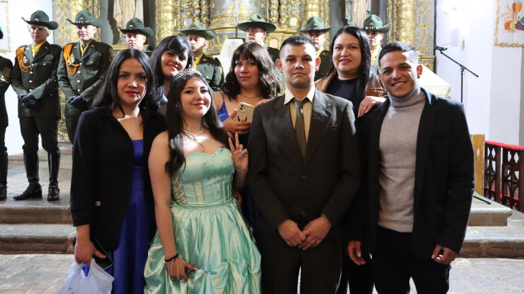 Cada cumpleañera estuvo acompañada por sus familiares más cercanos.