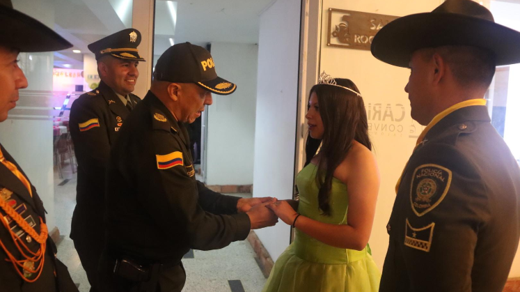 Néstor Arévalo, comandante de la Denor, estuvo presente en el festejo de la quinceañeras.
