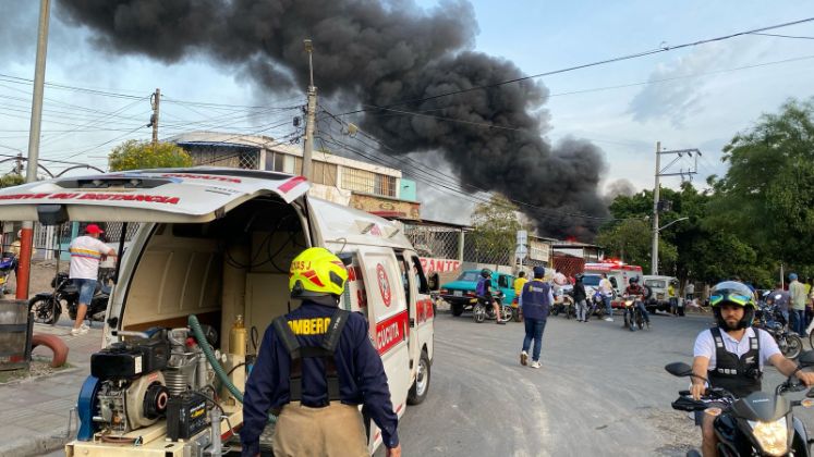 Bomberos en incendio en La Victoria