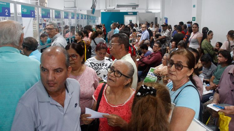 Largas filas en Cafam para medicamentos