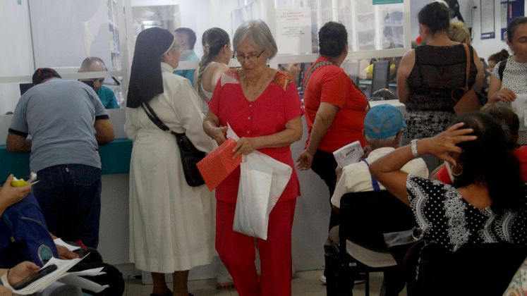 Pacientes esperan recibir medicamentos
