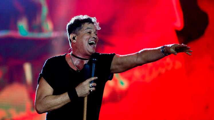 Carlos Vives tomó el vallenato y lo volvió pop, logrando que generaciones distintas bailaran con orgullo colombiano.