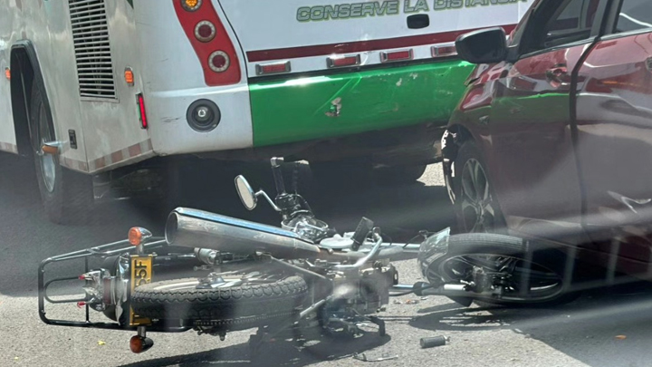 En el barrio La Playa una motocicleta chocó contra un carro particular