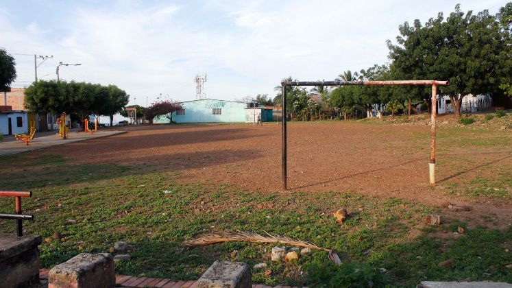 En el suelo de la cancha hay piedras que han causado fracturas a personas.
