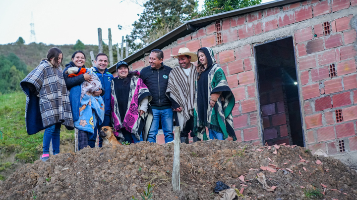 Humberto Camacho, Director General de Corponor, compartiendo con los beneficiarios del proyecto.