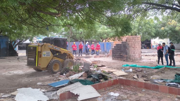 La demolición se extendió hasta horas del mediodía.