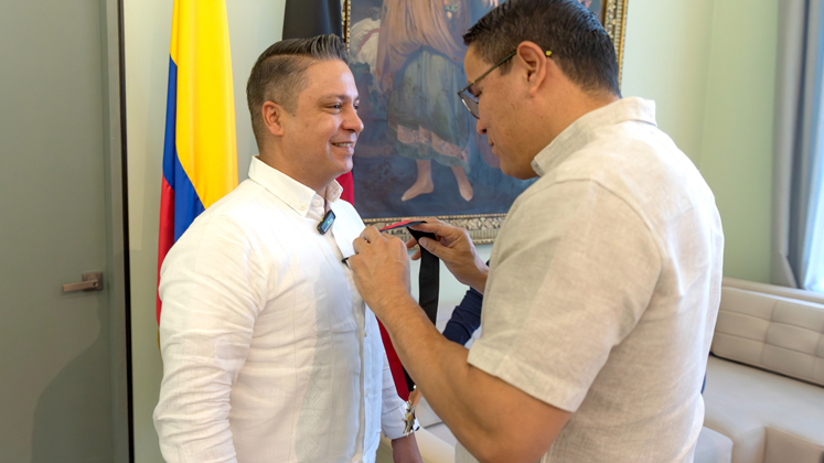 La distinción, una de las más importantes que concede la administración municipal, resalta su liderazgo sensible