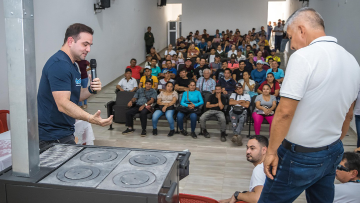 Más de 400 familias campesinas de siete municipios de Norte de Santander hoy cocinan sin humo e iluminan sus hogares con energía limpia.